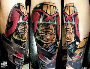 tatuaje en el brazo Juez Dredd